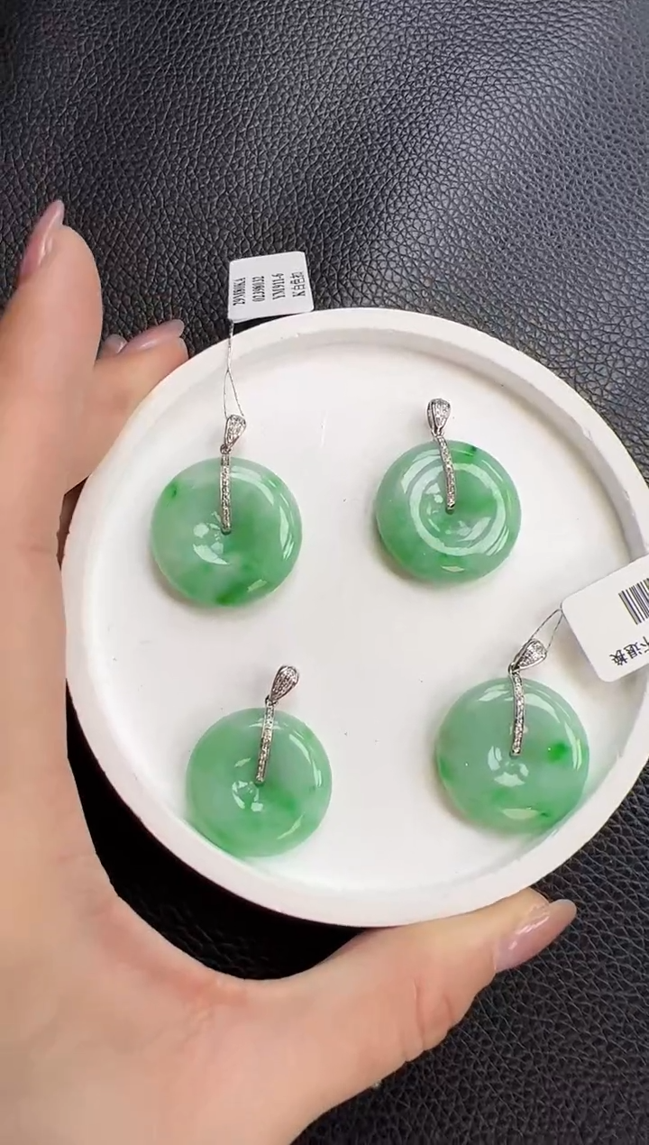 【闪购商品】翡翠颈饰18K金镶嵌平安扣多样性发一