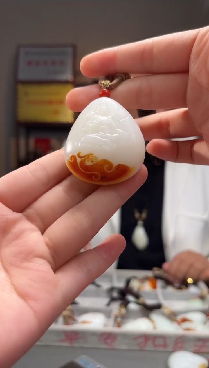 颈饰未镶嵌和田玉吊坠