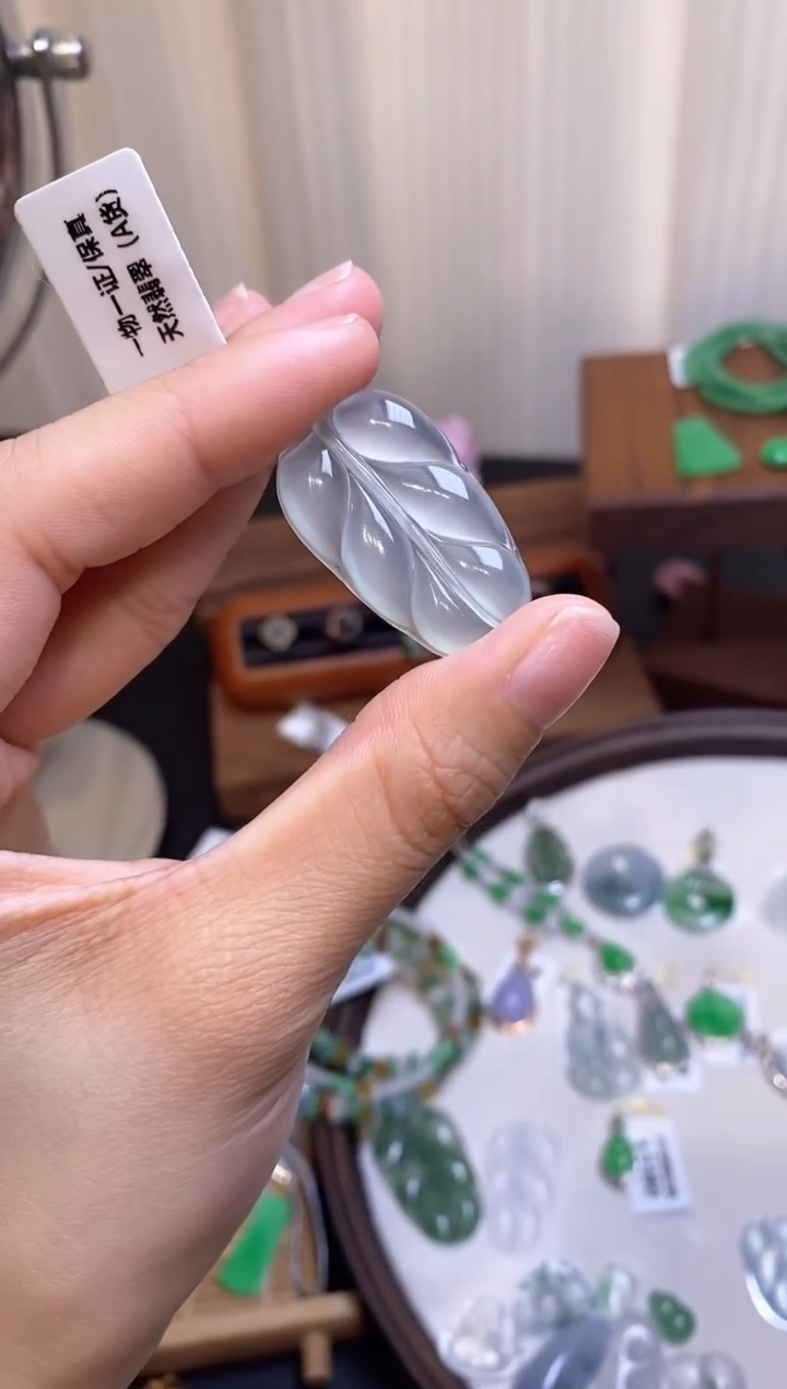 【闪购商品】翡翠未镶嵌颈饰叶子
