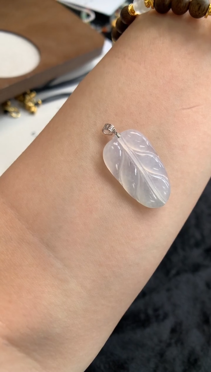 翡翠18K金镶嵌颈饰叶子