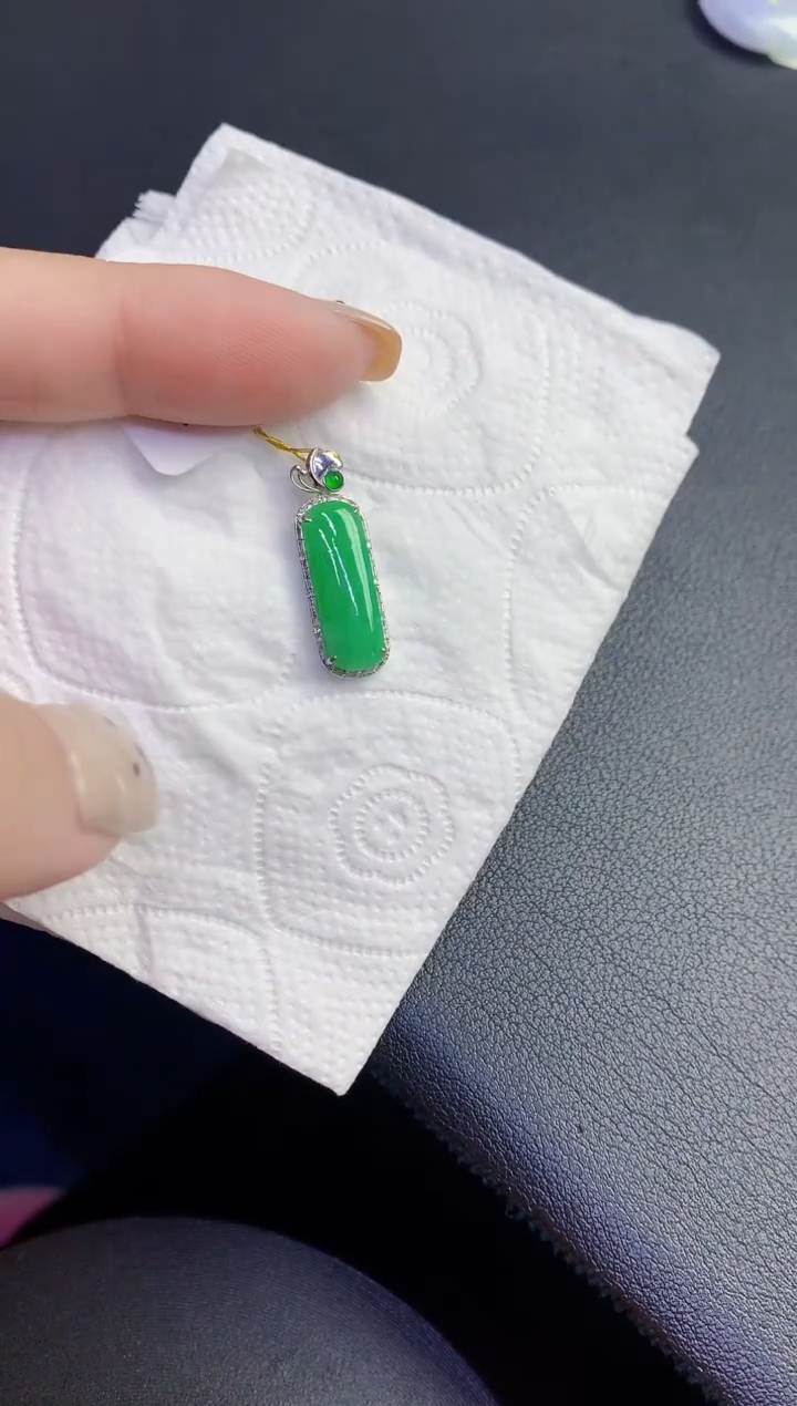 颈饰18K金镶嵌翡翠缅甸天然翡翠A货