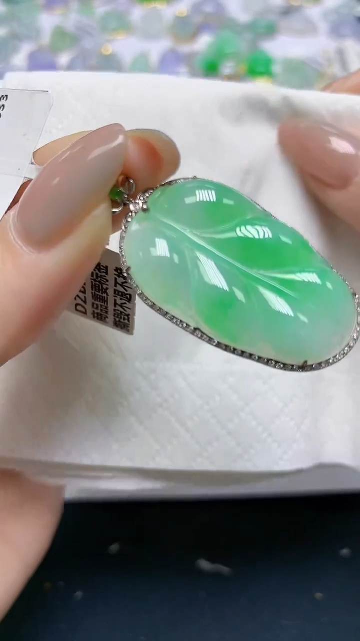 翡翠18K金镶嵌颈饰天然缅甸A货翡翠