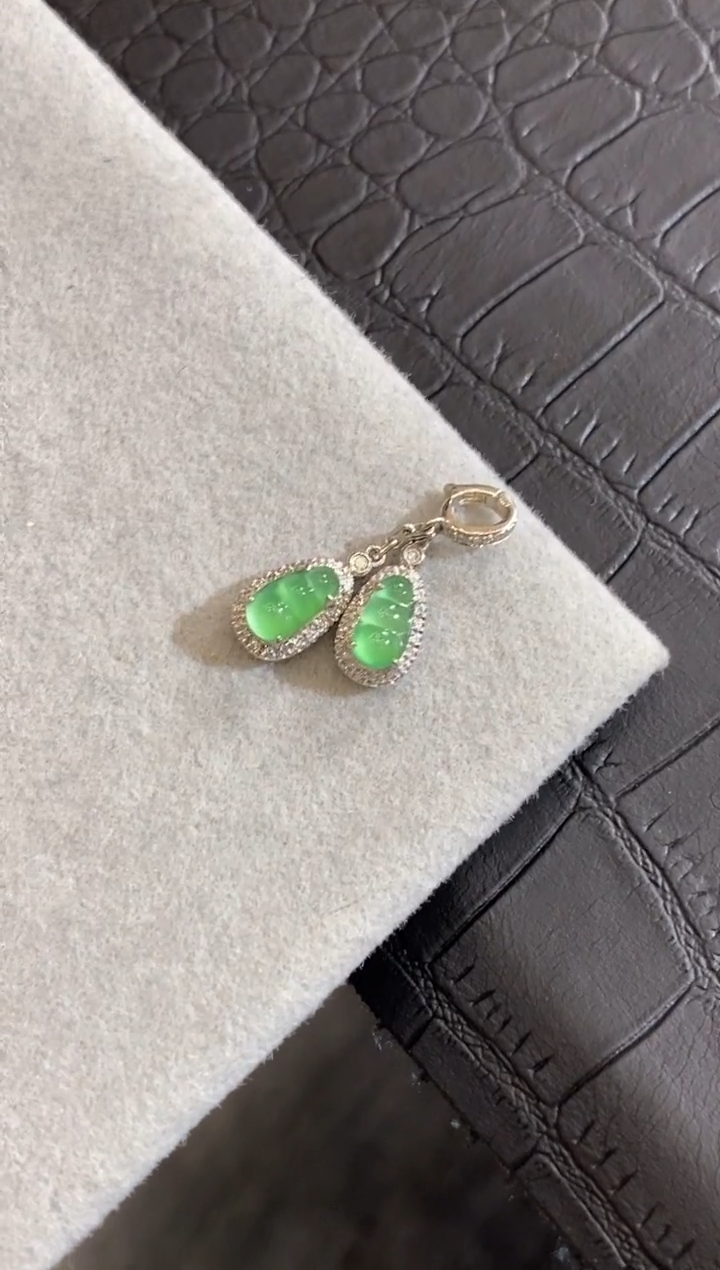 颈饰18K金镶嵌翡翠收到货48小时鉴赏期（超时不退不换）