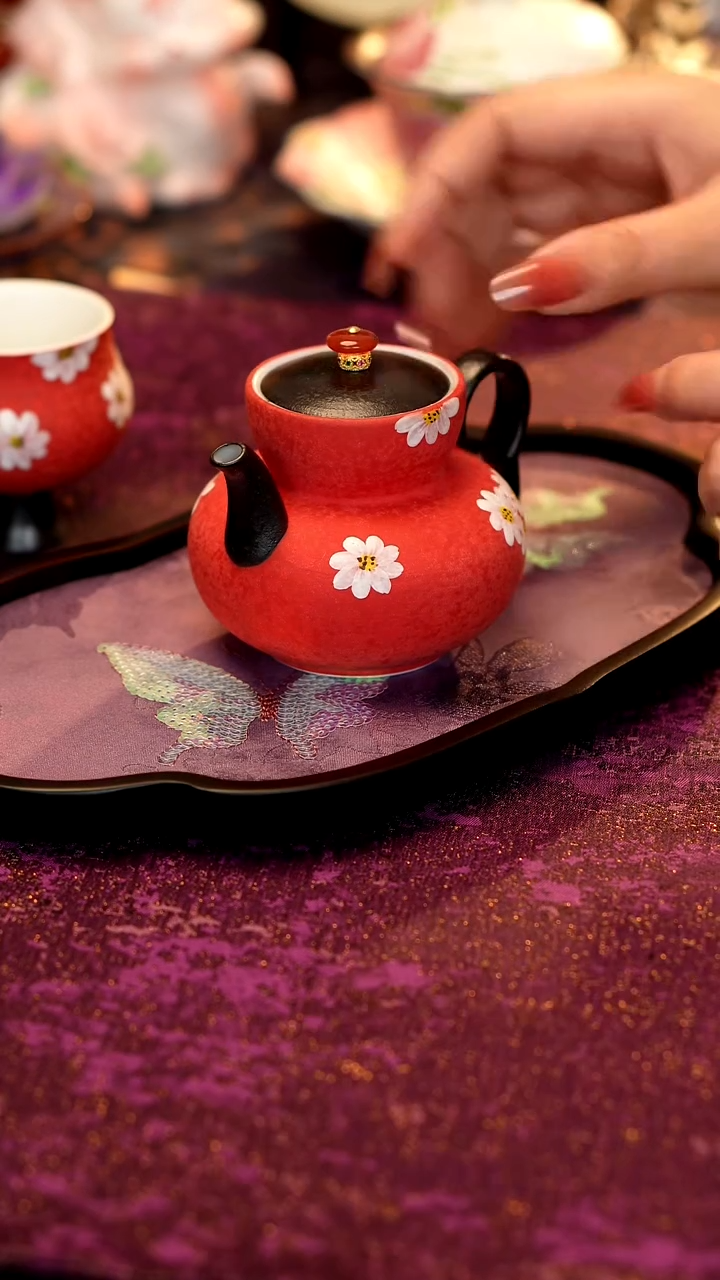 红色小雏菊壶·····