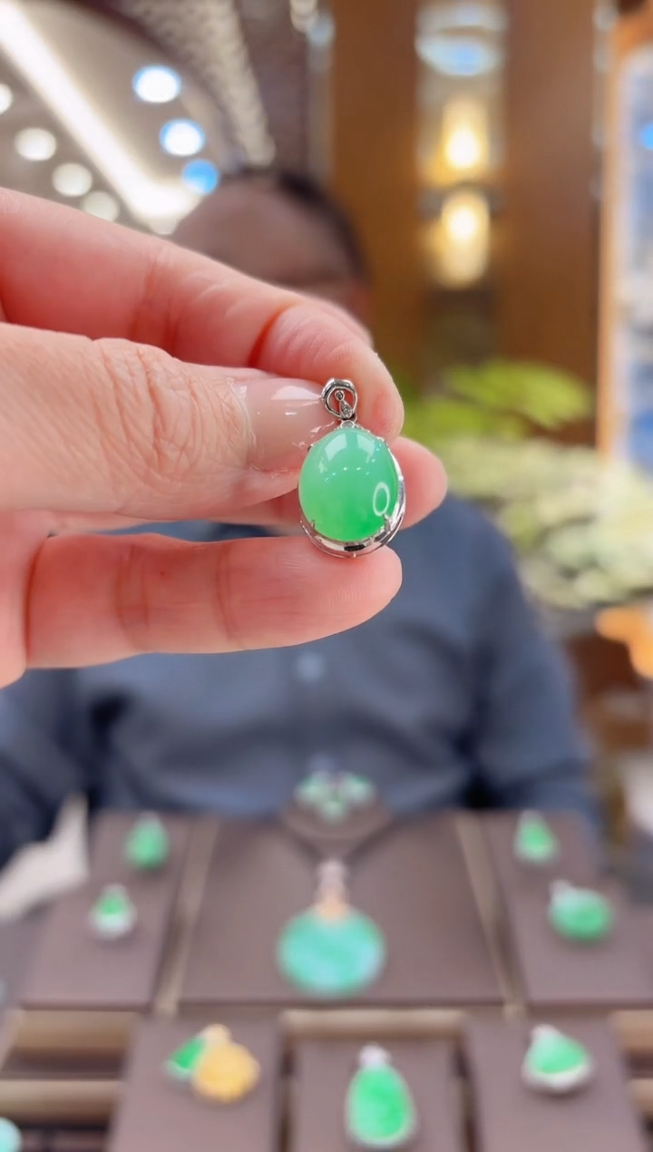 【闪购商品】翡翠吊坠(赠链)18K金镶嵌绿蛋吊坠