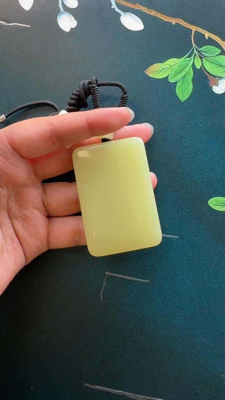 颈饰未镶嵌和田玉吊坠