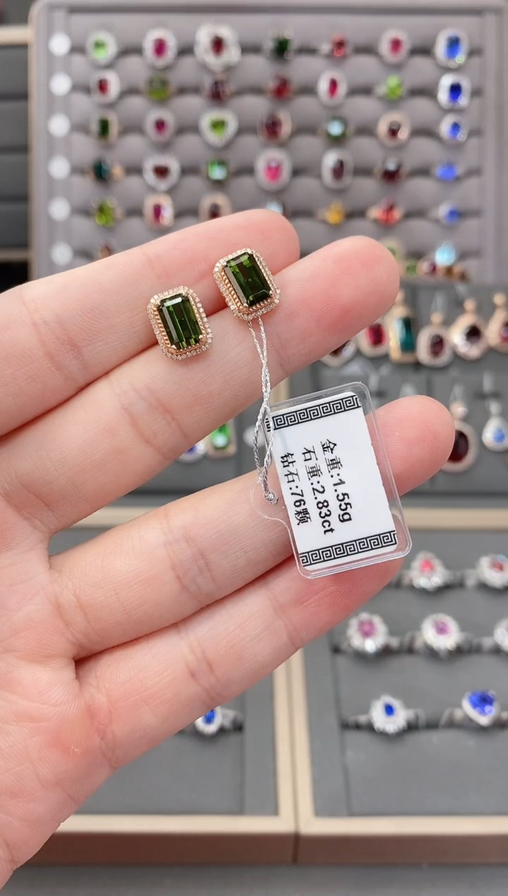 碧玺耳饰18K金镶嵌2.83  配钻