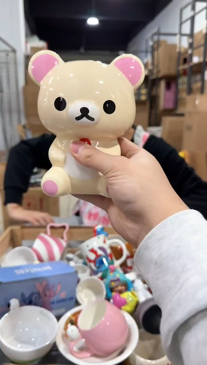 瓷片米黄色轻松熊钱罐