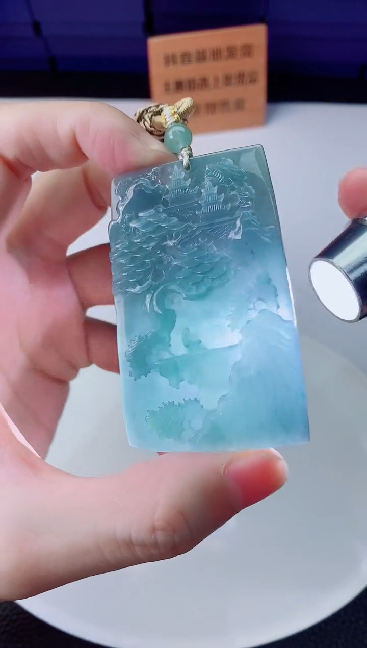 颈饰未镶嵌翡翠  `