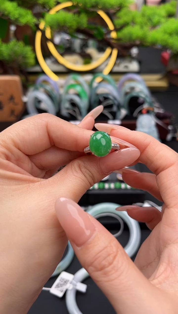 18K金镶嵌戒指翡翠?**?戒指