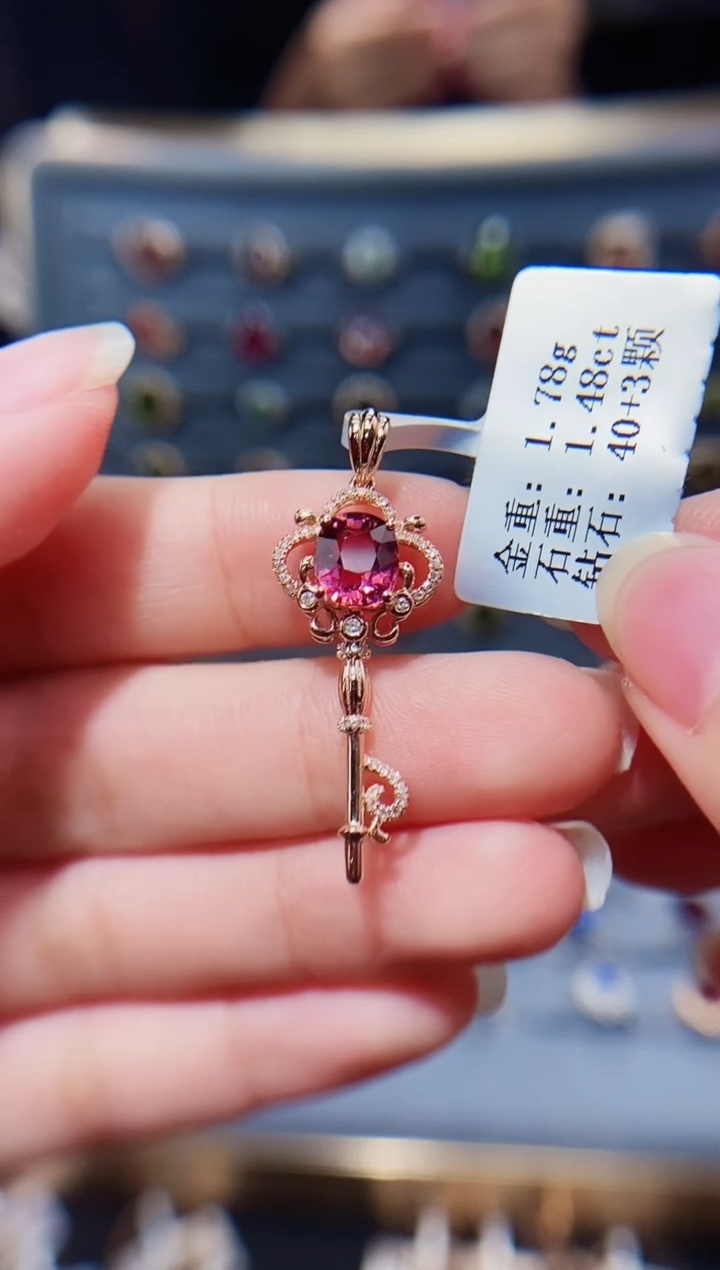 颈饰18K金镶嵌碧玺1.48.