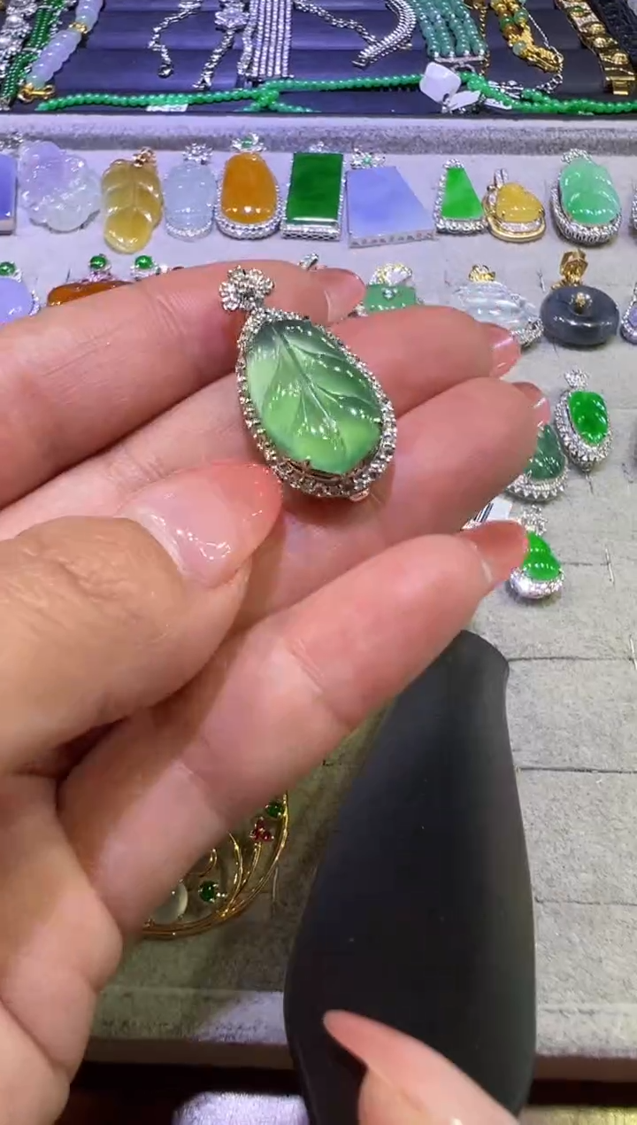 【闪购商品】翡翠颈饰未镶嵌叶子
