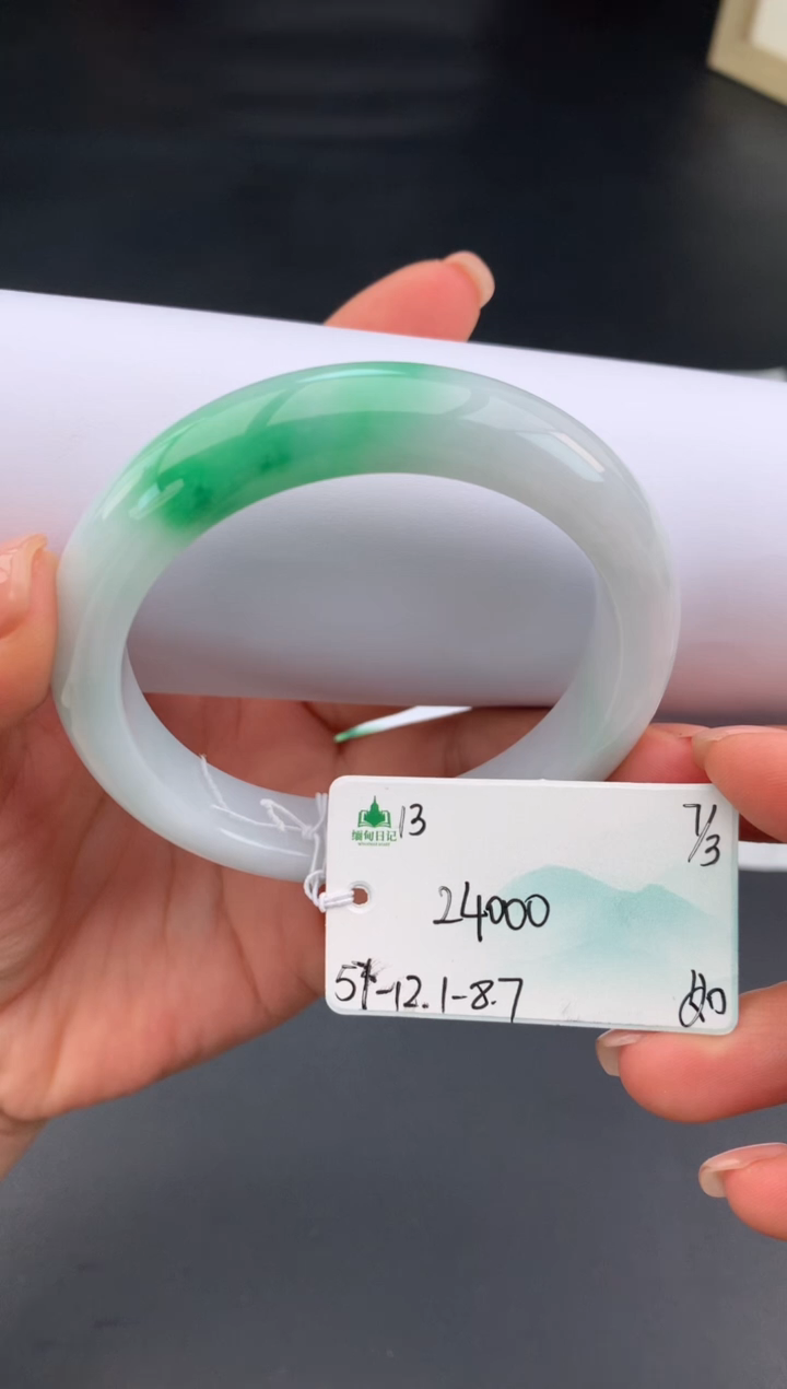 【闪购商品】翡翠手镯未镶嵌女神节#送礼#，下单联系客服核对地址~