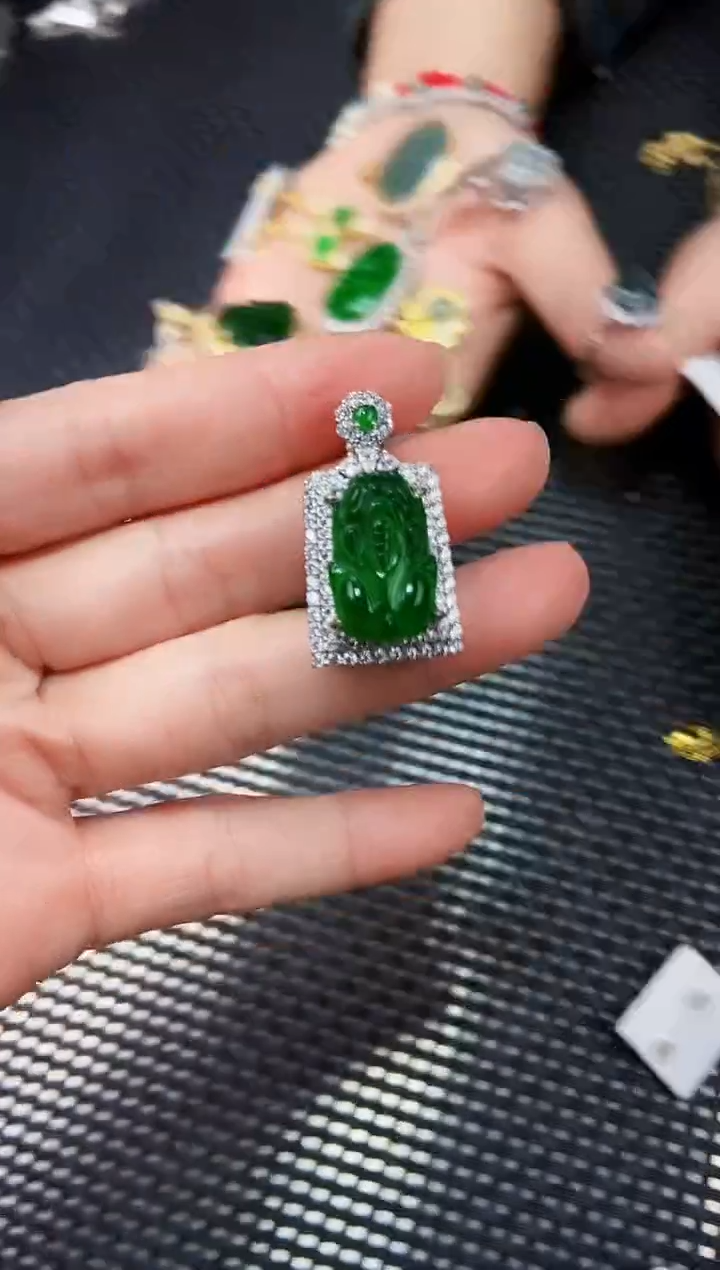 【闪购商品】翡翠颈饰未镶嵌111111111