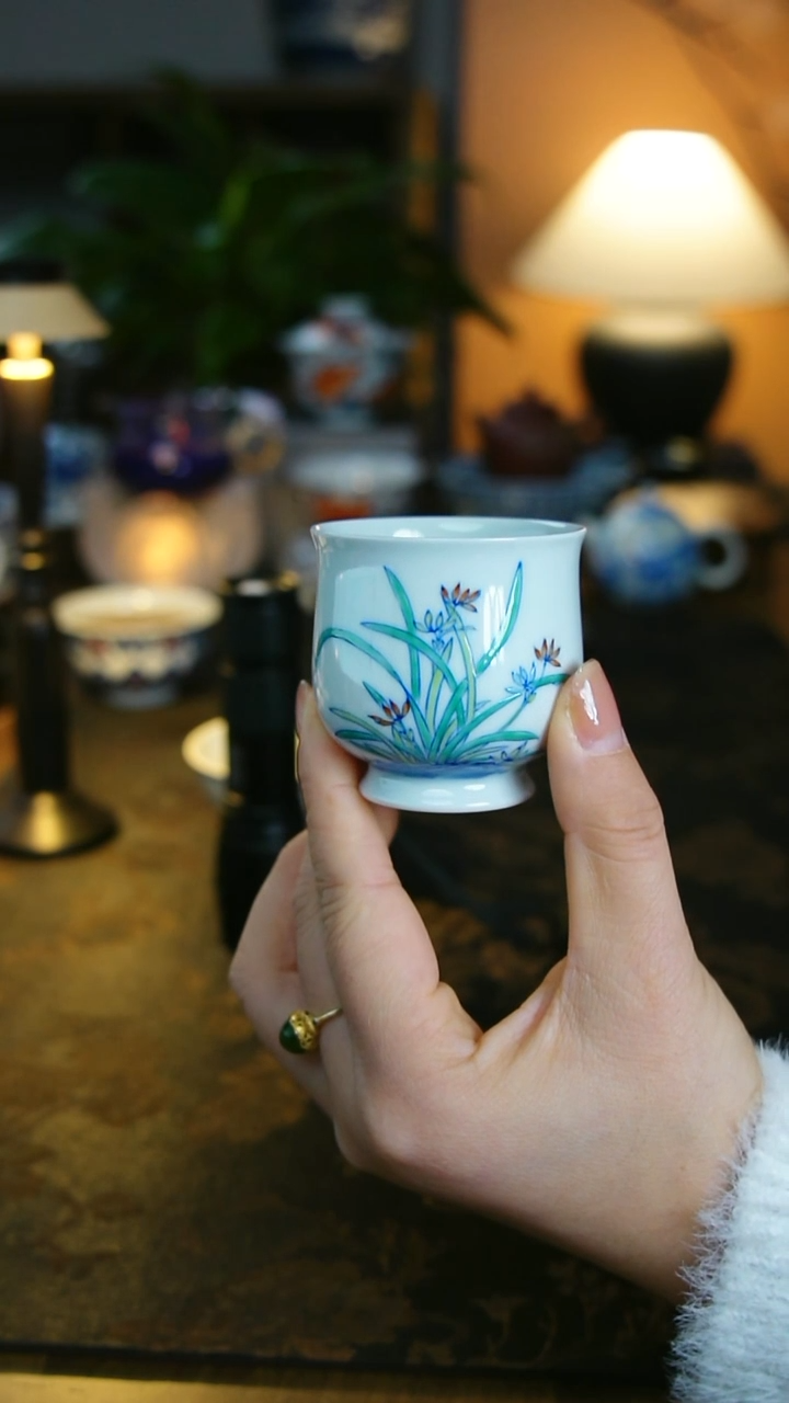 斗彩兰花品茗杯    