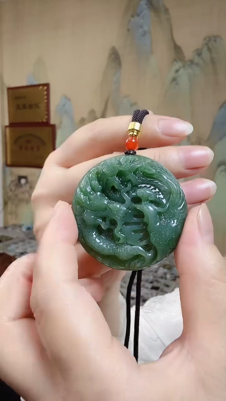 和田玉未镶嵌颈饰.