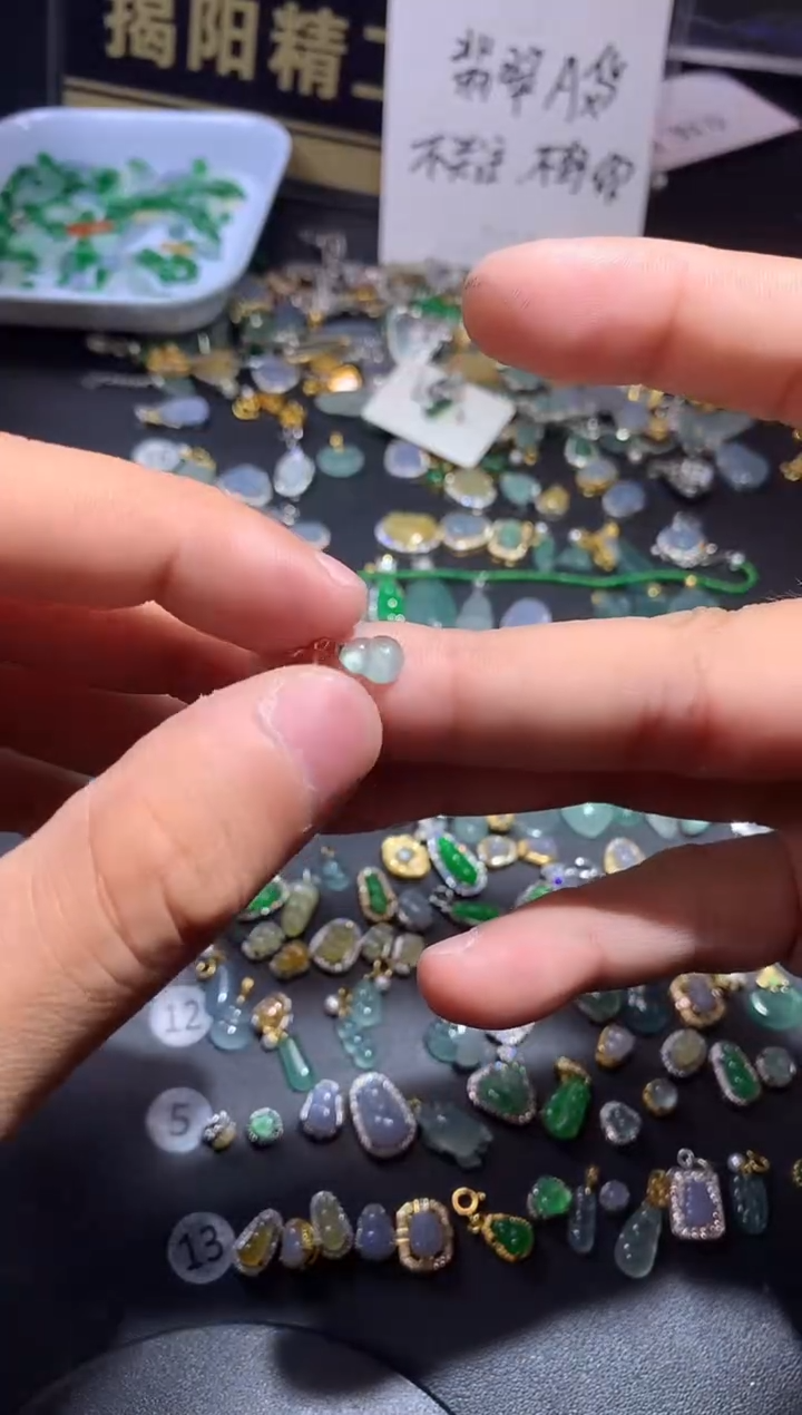 吊坠(不含链)18K金镶嵌翡翠布***边1