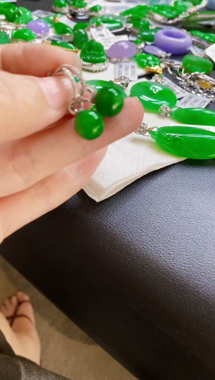 颈饰18K金镶嵌翡翠陌*耳包