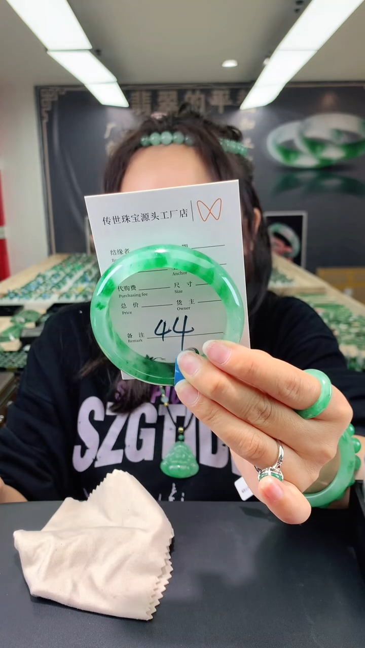 【闪购商品】石英质玉手镯未镶嵌58