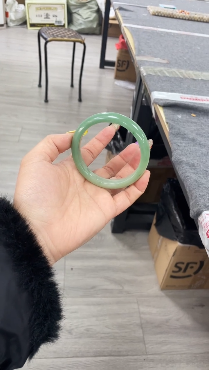 未镶嵌绿密玉镯子密玉（石英质玉）红*红儿