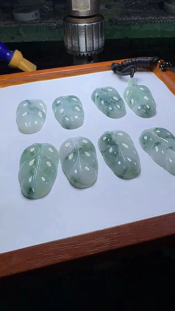 翡翠未镶嵌颈饰飘花叶子多样性发一件