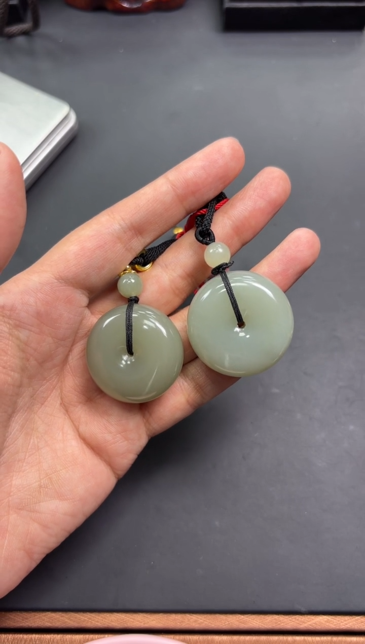 【闪购商品】和田玉吊坠(赠链)未镶嵌且末微色差近矿吊坠多样性发货