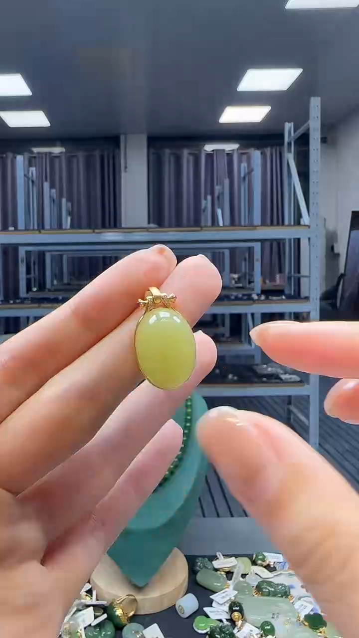 18K金镶嵌和田玉挂件1