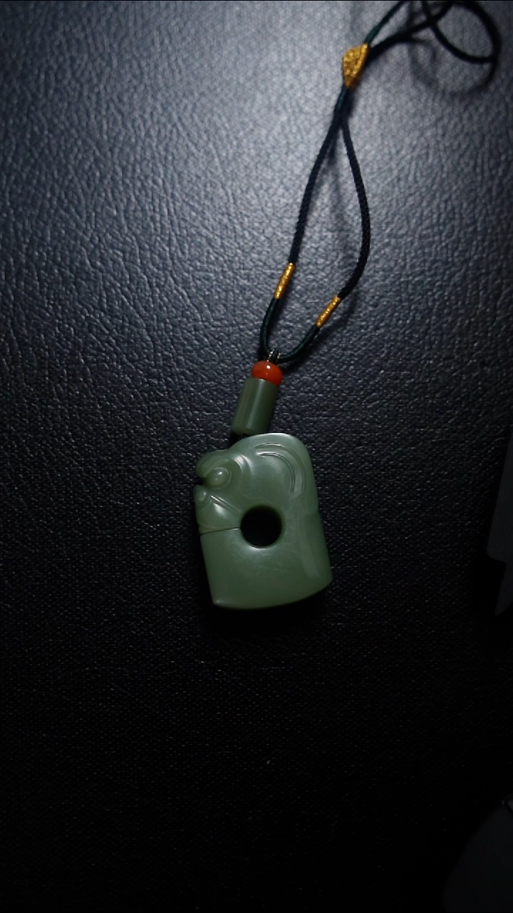 颈饰未镶嵌和田玉猪龙吊坠