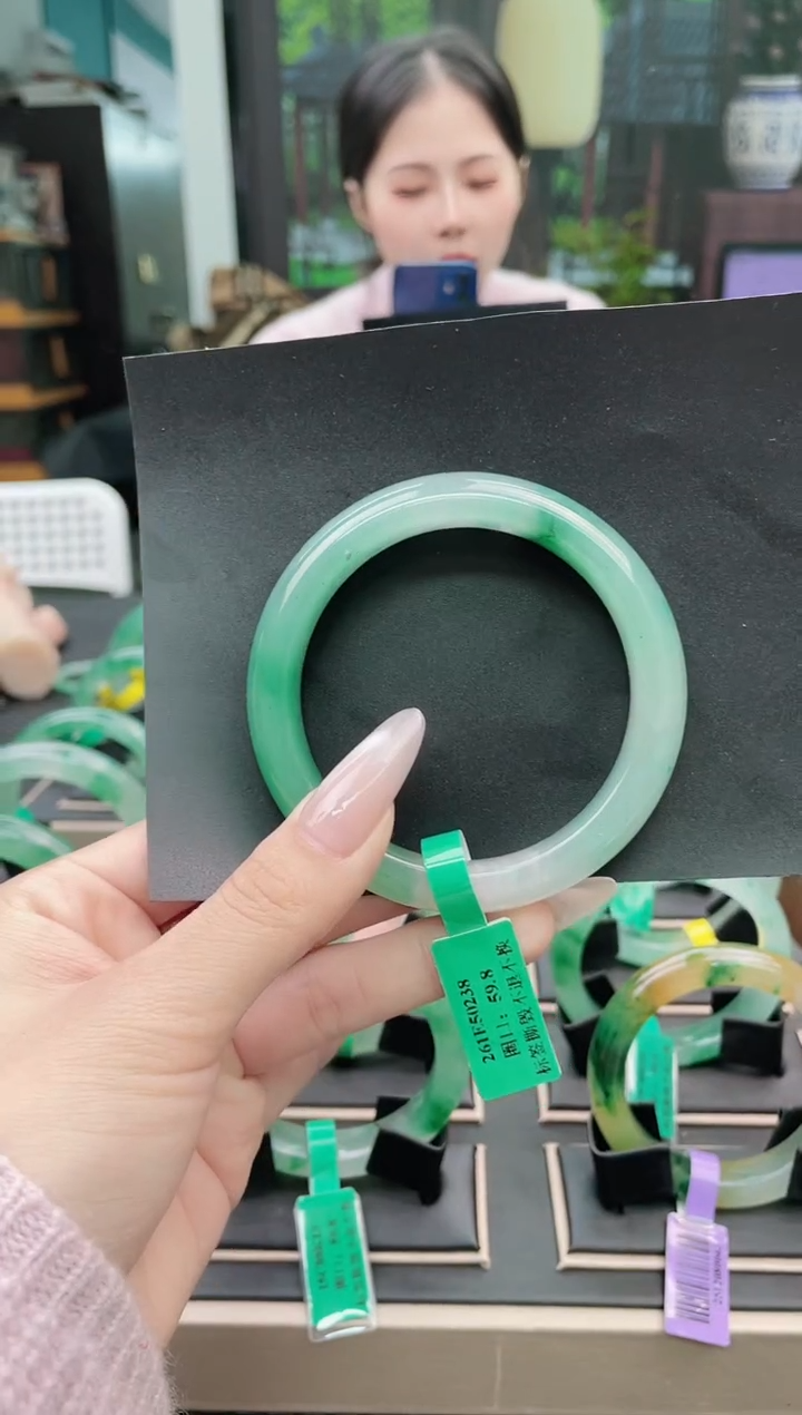 未镶嵌手镯石英质玉（非洲翠）手镯