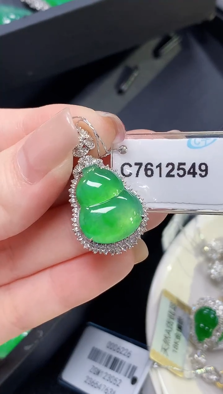吊坠(不含链)18K金镶嵌翡翠多样性发货