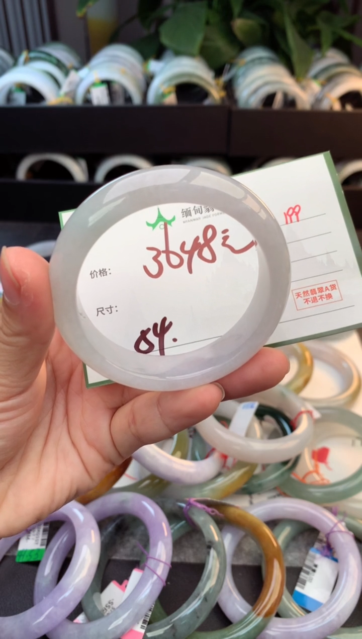 未镶嵌定制翡翠毛货需精细抛光+多人