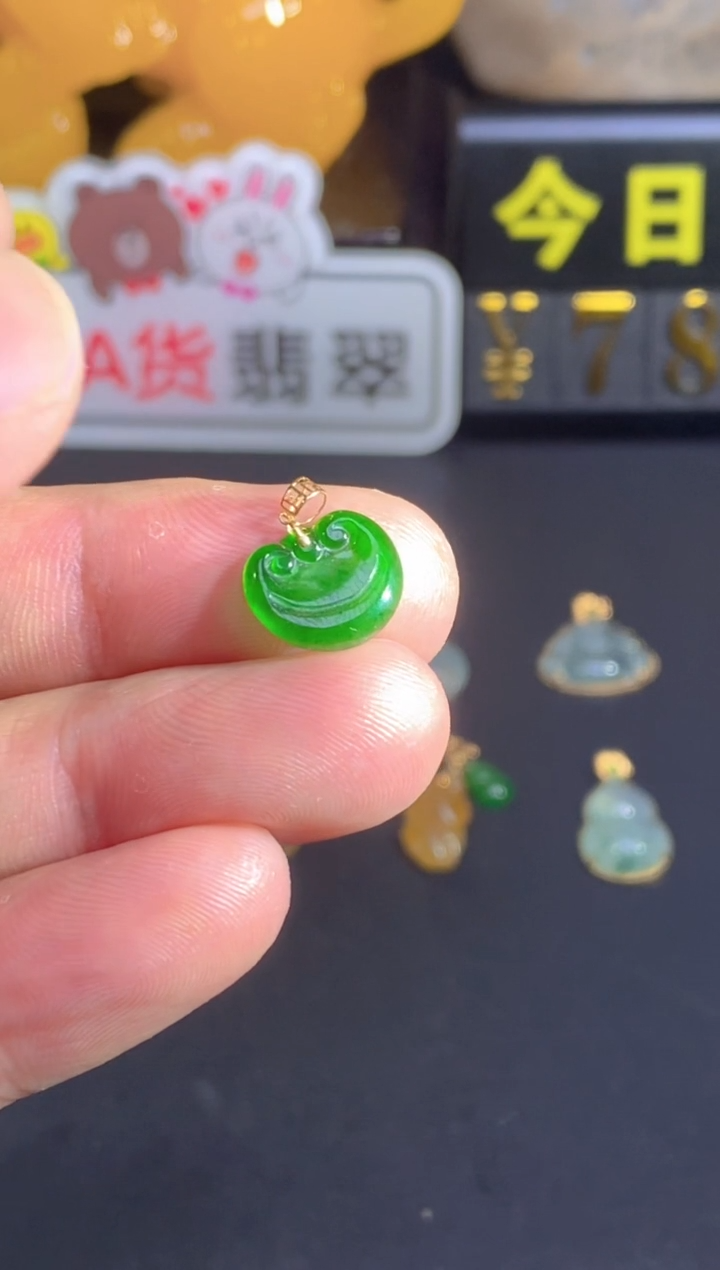 颈饰18K金镶嵌翡翠   