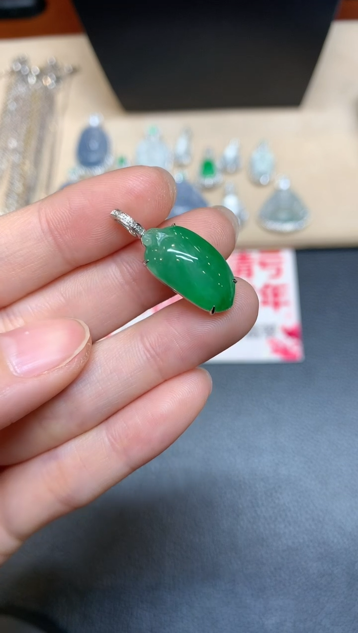 【闪购商品】翡翠吊坠(不含链)18K金镶嵌福瓜【无服务费