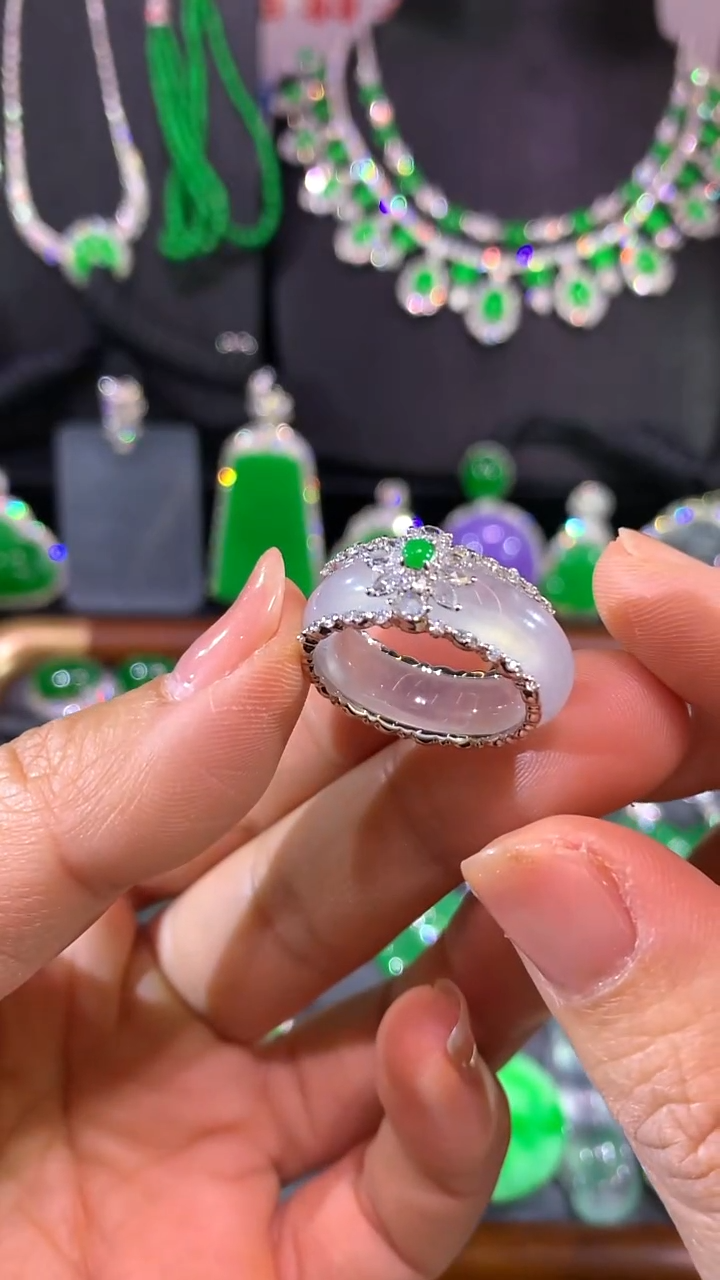 18K金镶嵌戒指翡翠戒圈