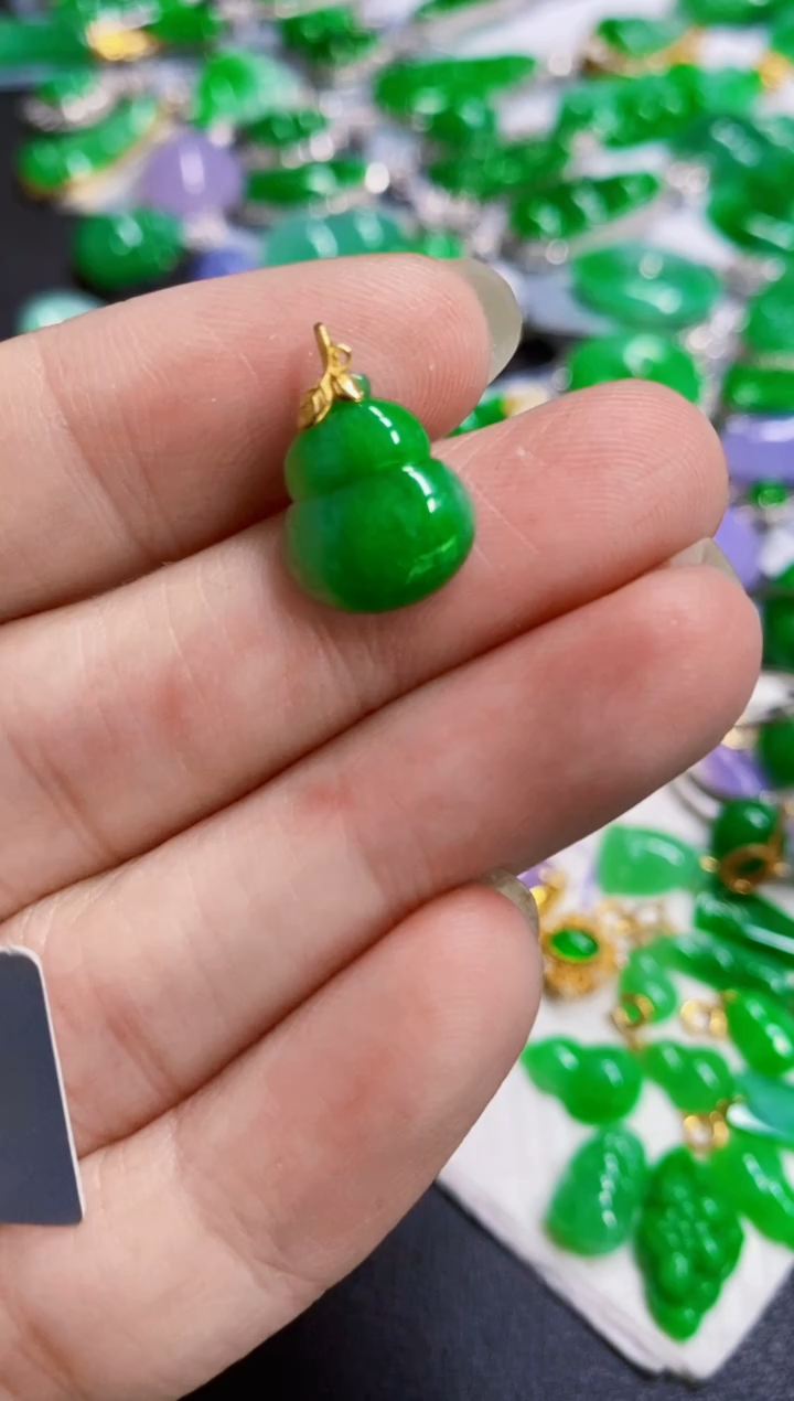 颈饰18K金镶嵌翡翠葫芦
