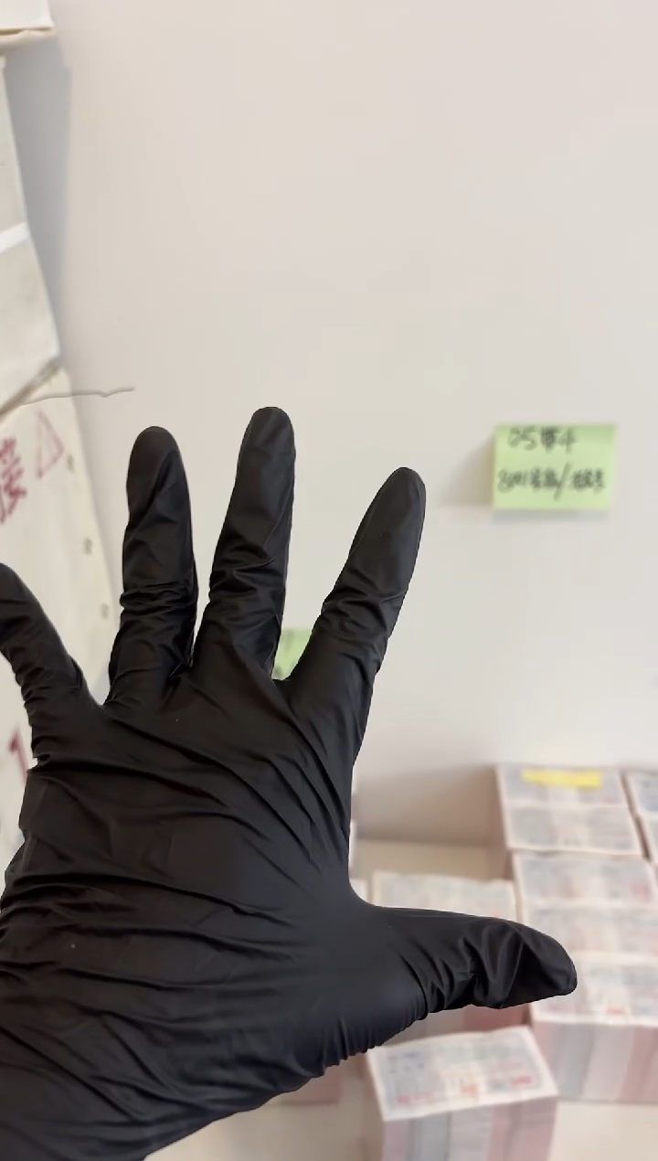 退市货币捆千张连号 05无47(8001号段)