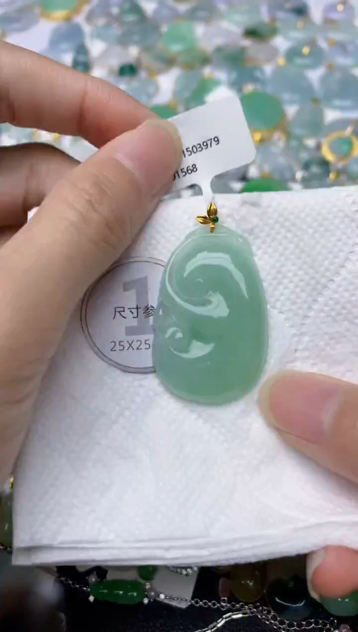 颈饰18K金镶嵌翡翠天然A货翡翠
