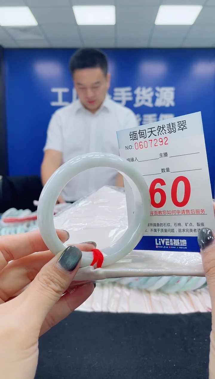 未镶嵌手镯翡翠天然翡翠手镯