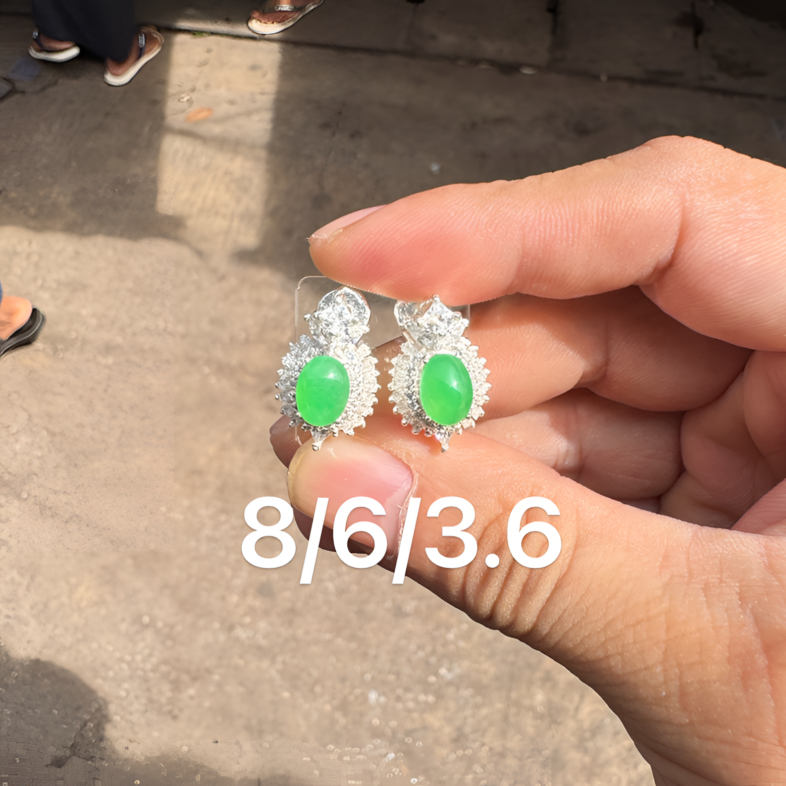 1102(小哪吒在源头)冰种翡翠木那果阳绿耳钉干净肉细饱满M50