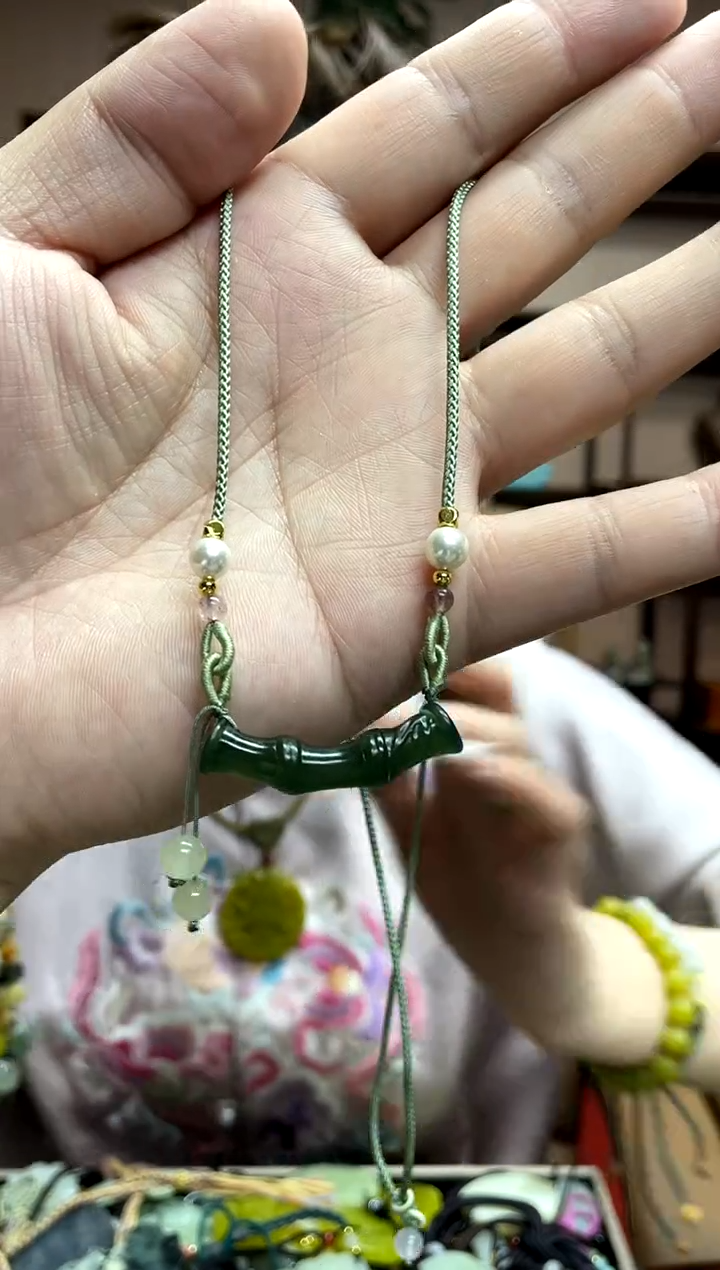 岫玉未镶嵌吊坠·