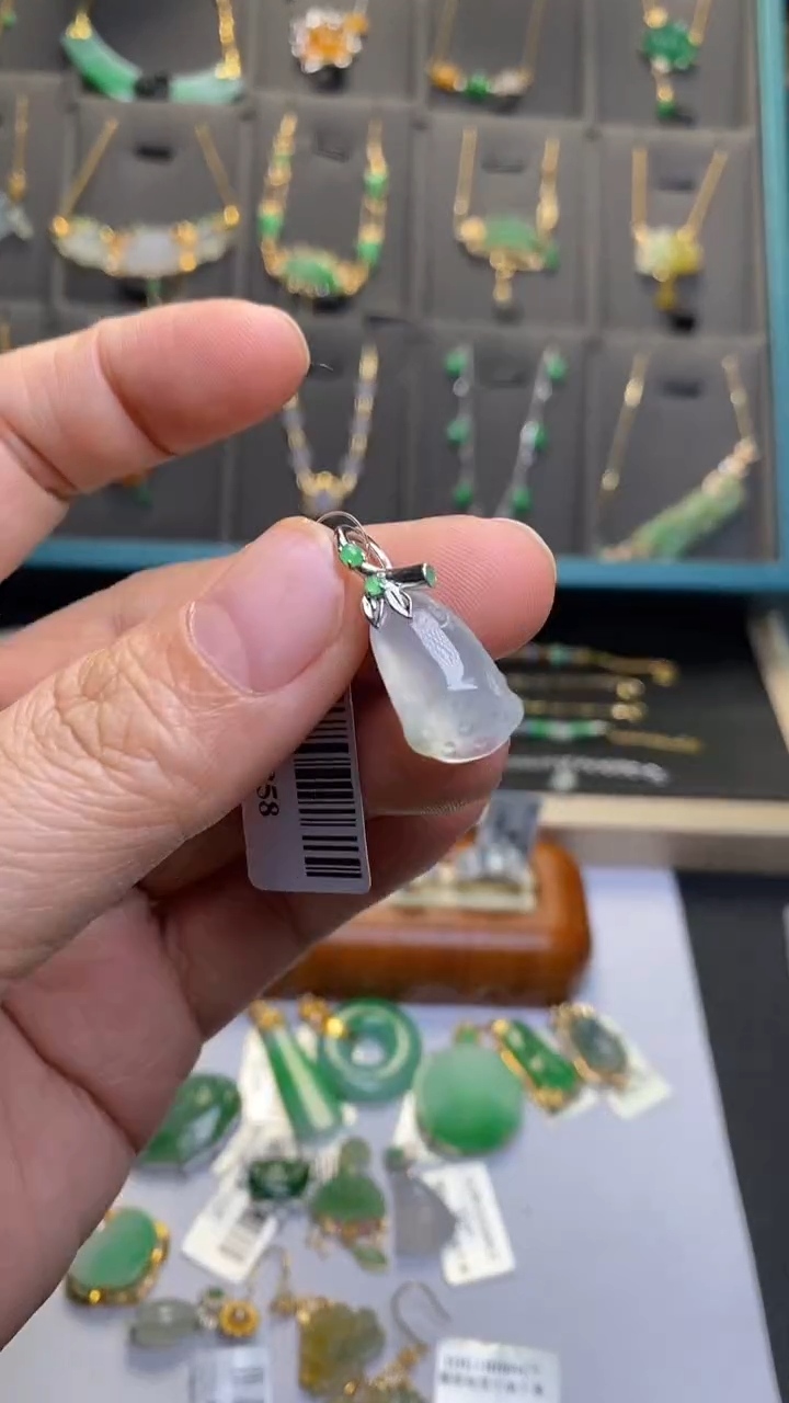 颈饰18K金镶嵌翡翠净货35081