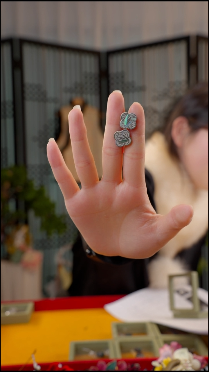 刺绣非遗绒花苏绣饰品