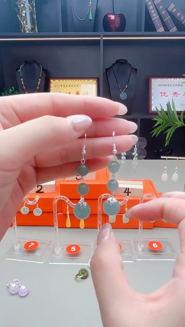 未镶嵌石英质玉（天山翠）耳钉224