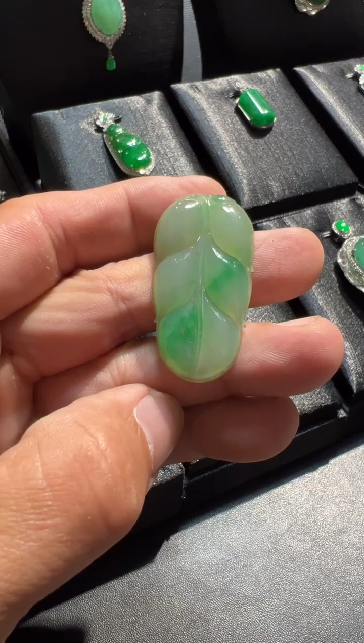 颈饰未镶嵌翡翠翡翠叶子。