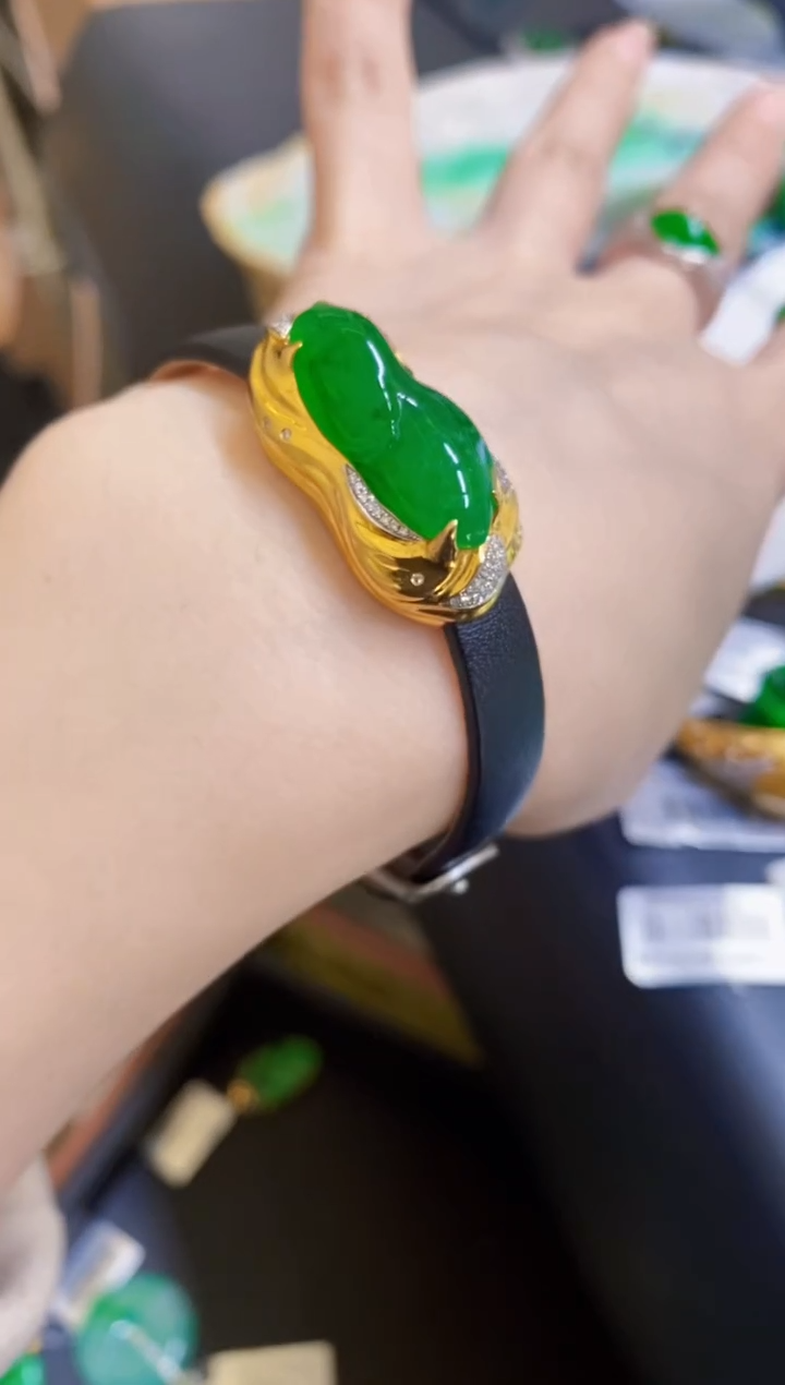 颈饰18K金镶嵌翡翠吊坠