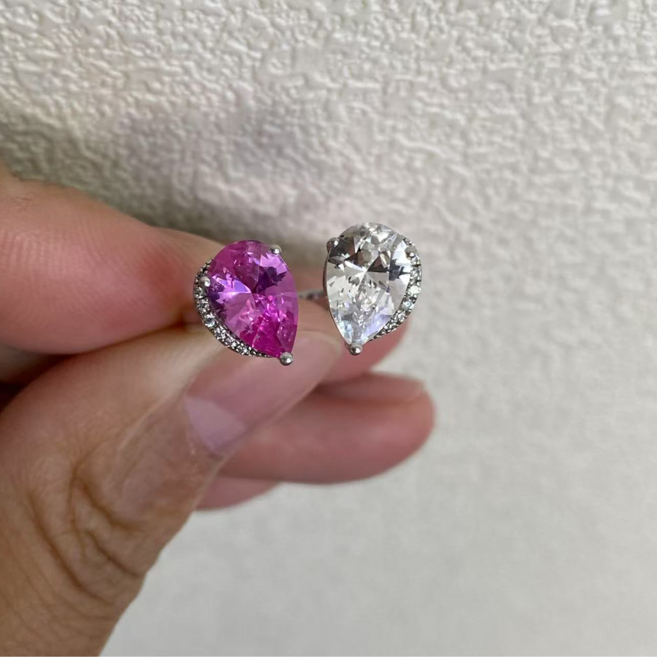 培育鲜艳粉蓝宝戒指