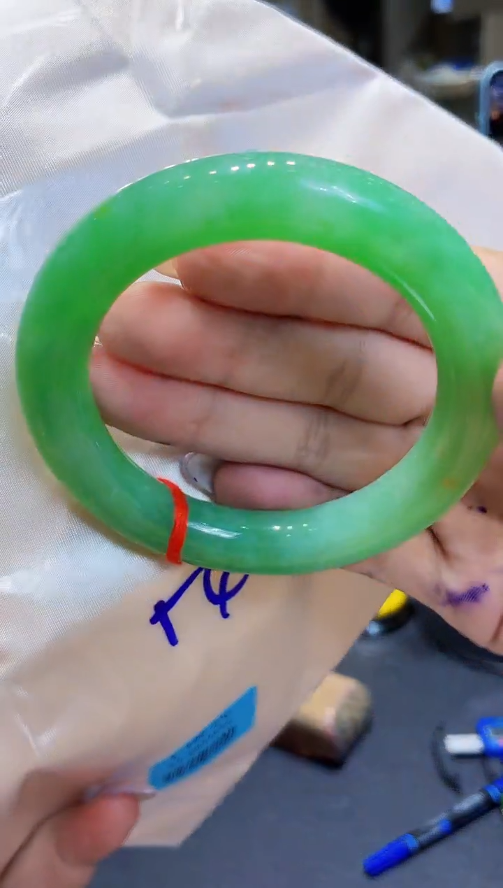 翡翠手镯未镶嵌翡翠手镯