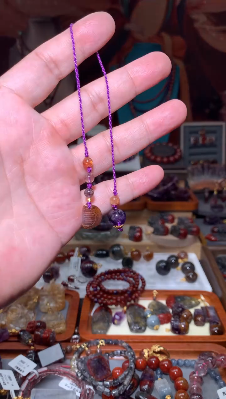 未镶嵌珠宝半成品水晶极光紫钛梳子挂件，多样性