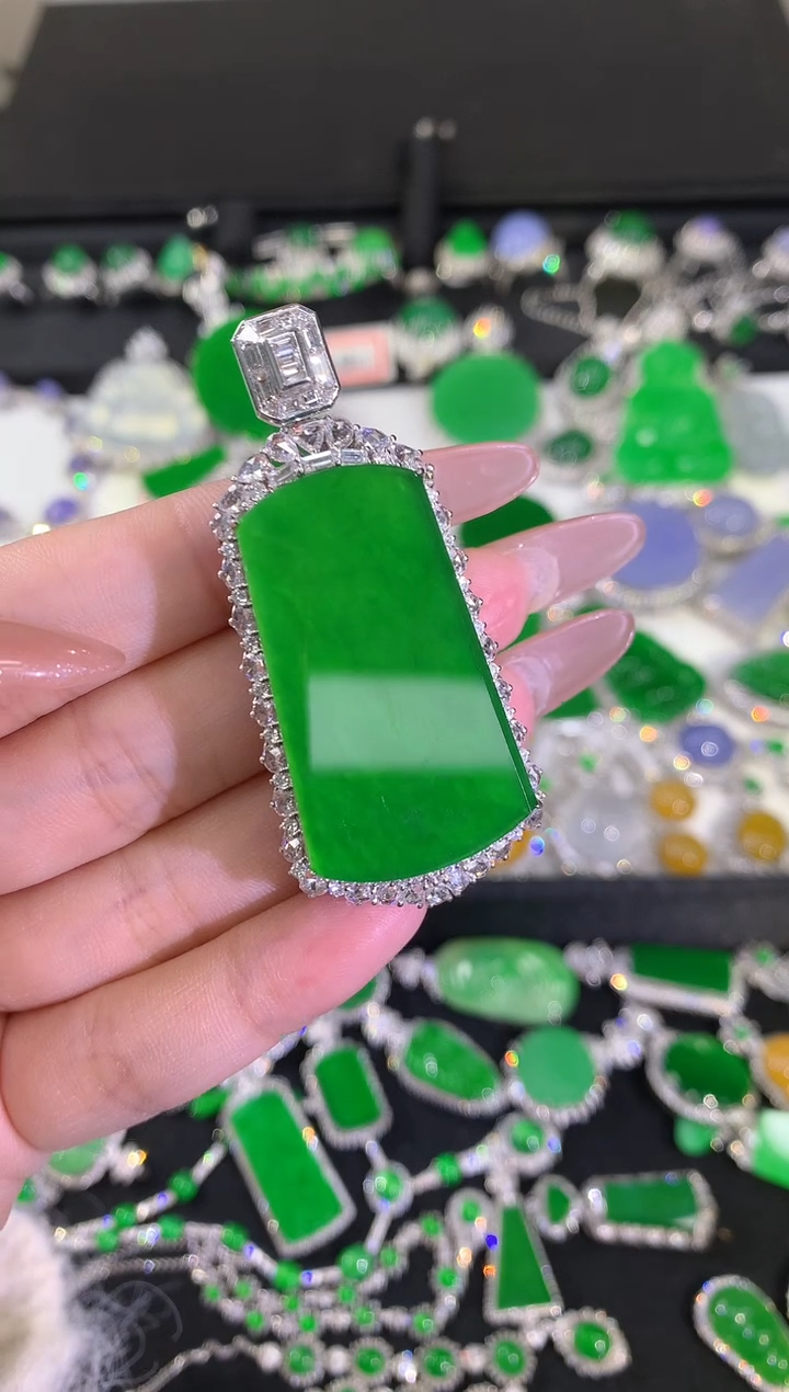 【闪购商品】翡翠吊坠(不含链)18K金镶嵌绿色无事牌