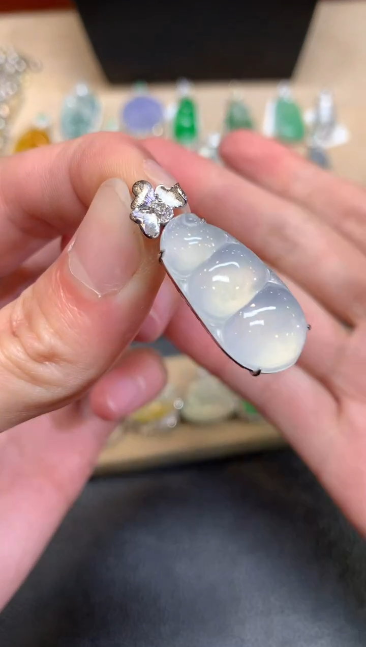 【闪购商品】翡翠颈饰18K金镶嵌福豆【无服务费】